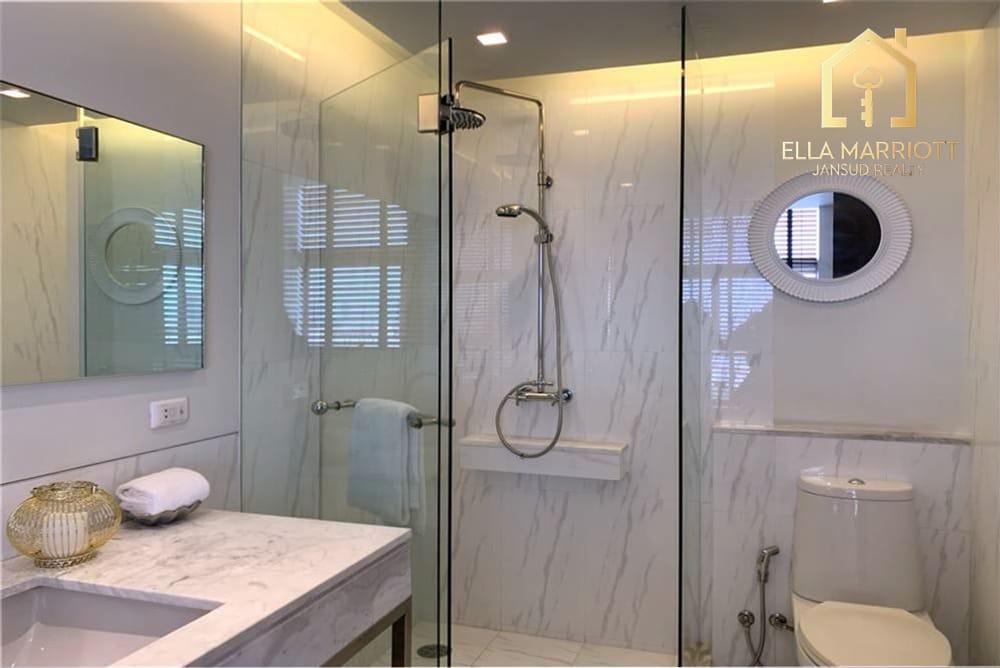 Luxury Sathon Condo: City Views & Prime Location 16