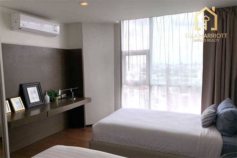 Luxury Sathon Condo: City Views & Prime Location 9