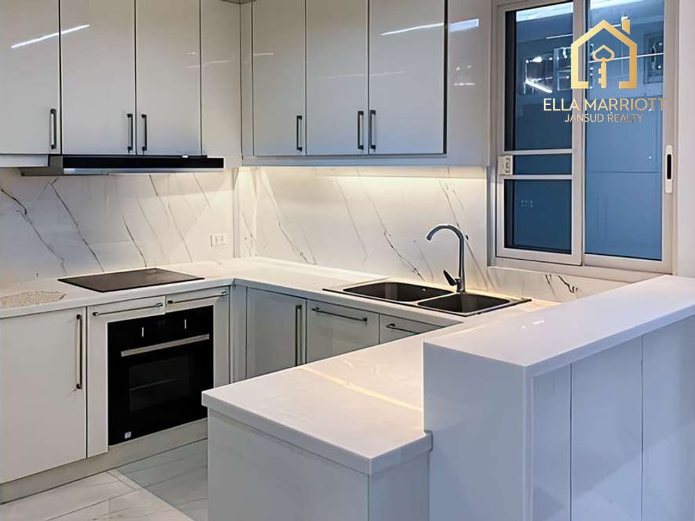 For Sale: Spacious 6-Bedroom Townhome in Sukhumvit 15 2