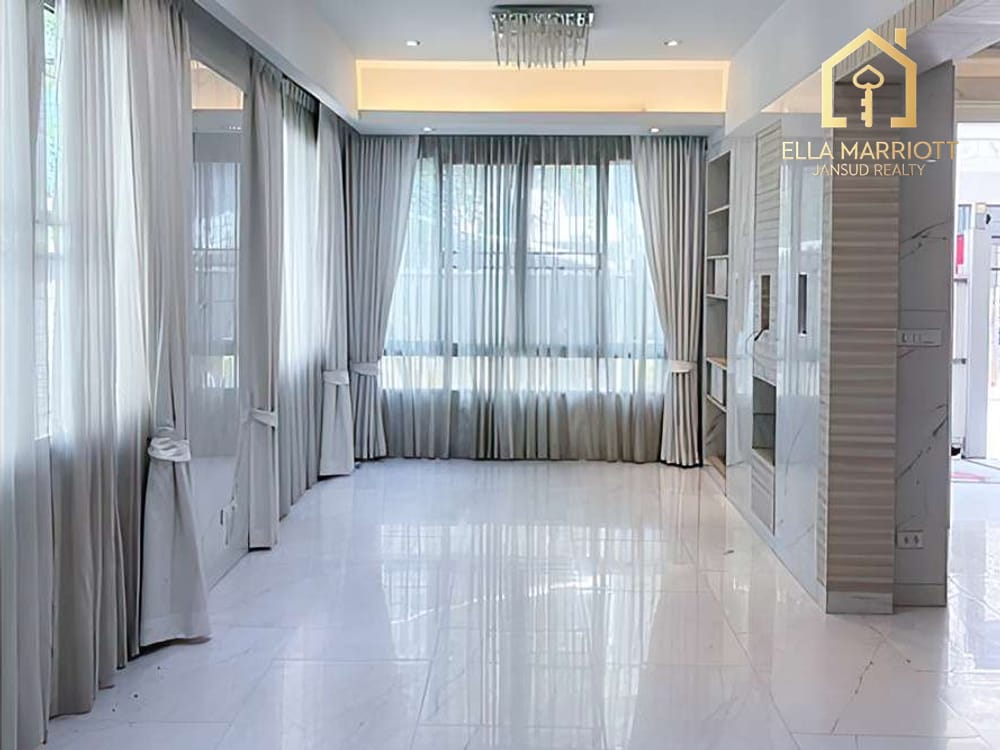 For Sale: Spacious 6-Bedroom Townhome in Sukhumvit 15 3