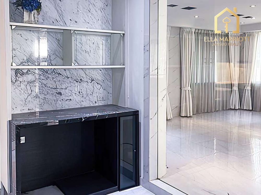 For Sale: Spacious 6-Bedroom Townhome in Sukhumvit 15 4