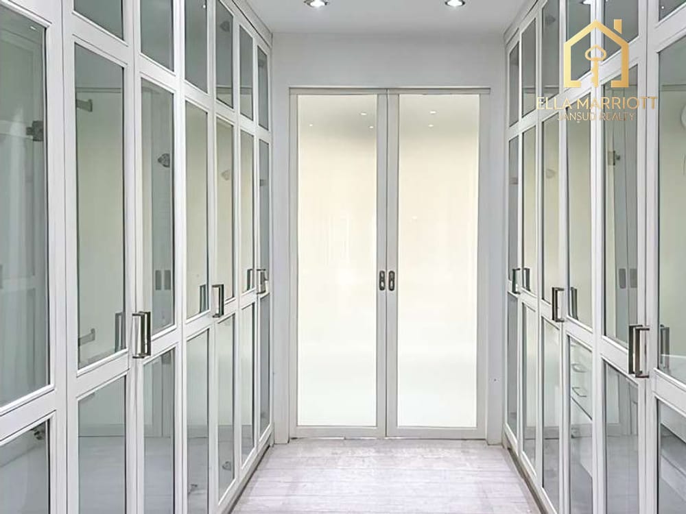 For Sale: Spacious 6-Bedroom Townhome in Sukhumvit 15 5