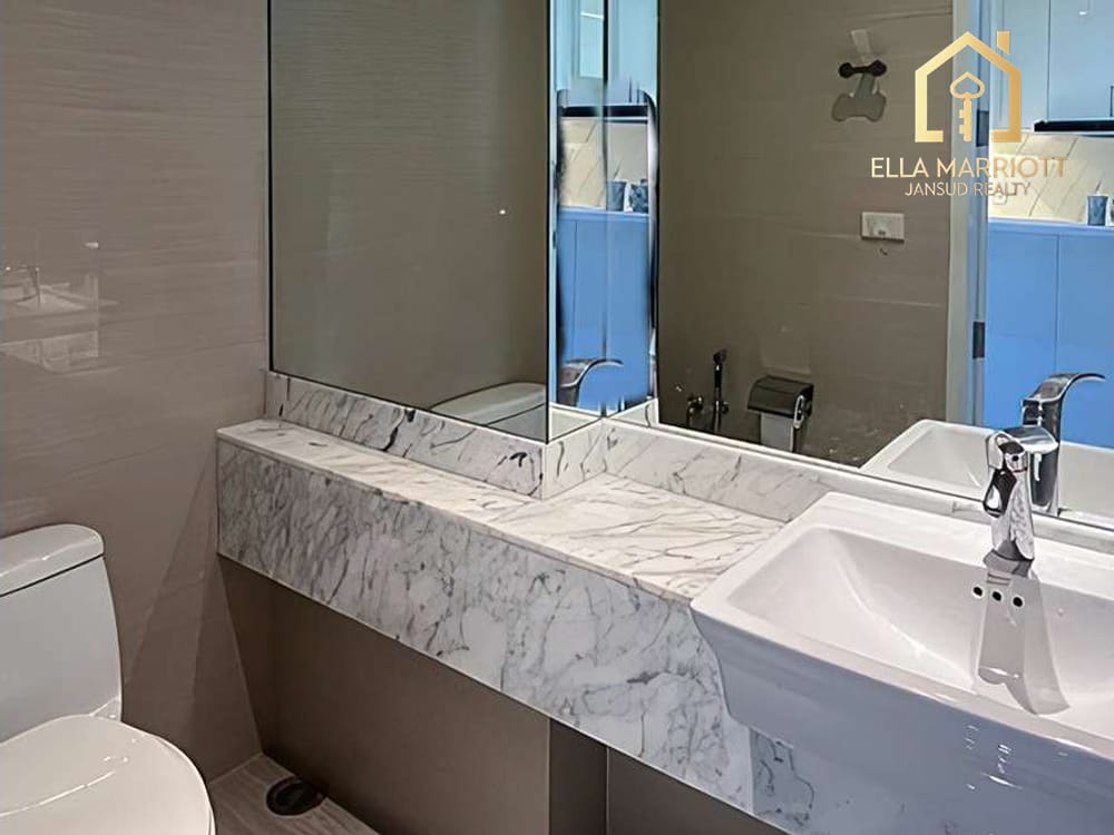 For Sale: Spacious 6-Bedroom Townhome in Sukhumvit 15 7