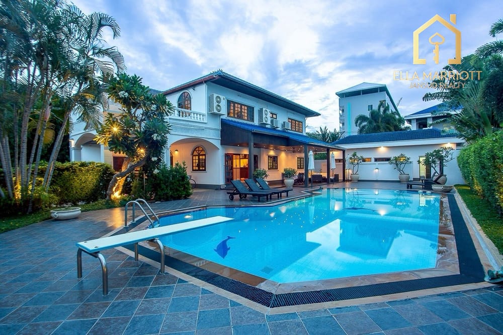 Prime Investment Opportunity: Luxury 6-Bed Pool Villa in the Heart of Hua Hin 12