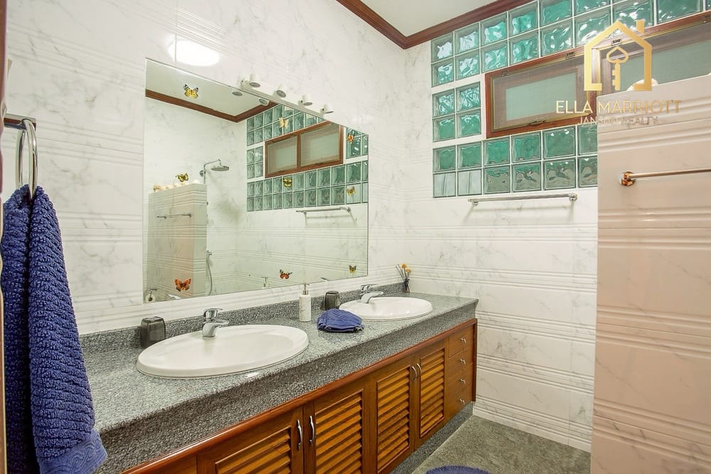 Prime Investment Opportunity: Luxury 6-Bed Pool Villa in the Heart of Hua Hin 13