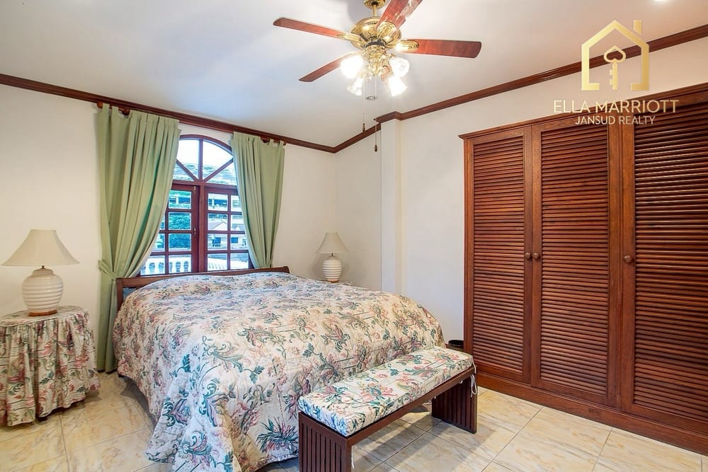 Prime Investment Opportunity: Luxury 6-Bed Pool Villa in the Heart of Hua Hin 14