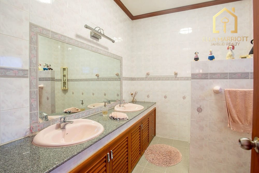 Prime Investment Opportunity: Luxury 6-Bed Pool Villa in the Heart of Hua Hin 15