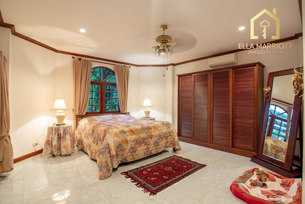 Prime Investment Opportunity: Luxury 6-Bed Pool Villa in the Heart of Hua Hin 5