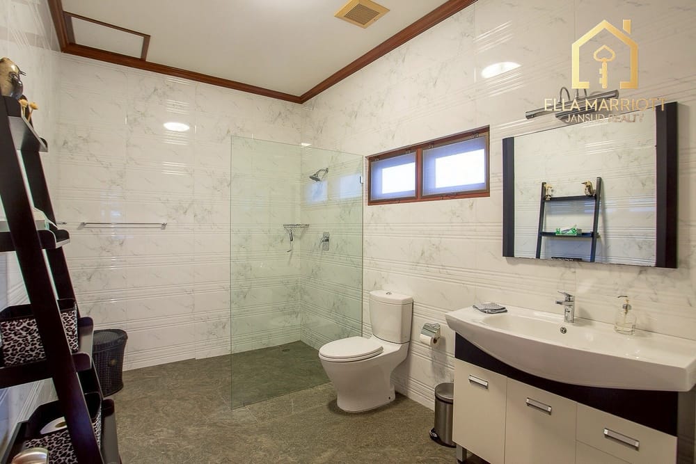 Prime Investment Opportunity: Luxury 6-Bed Pool Villa in the Heart of Hua Hin 7