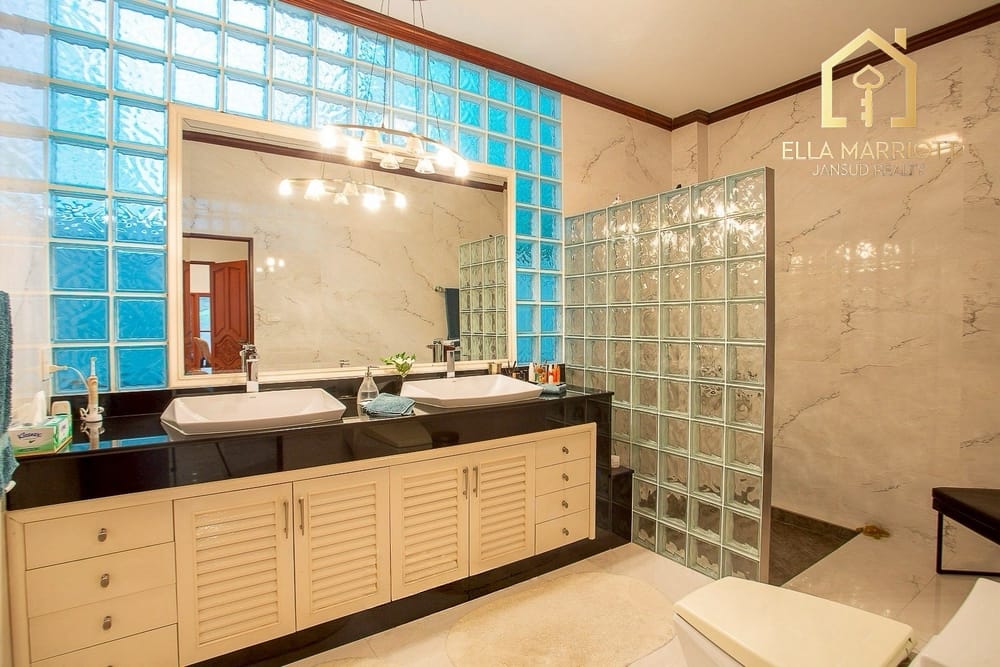 Prime Investment Opportunity: Luxury 6-Bed Pool Villa in the Heart of Hua Hin 9