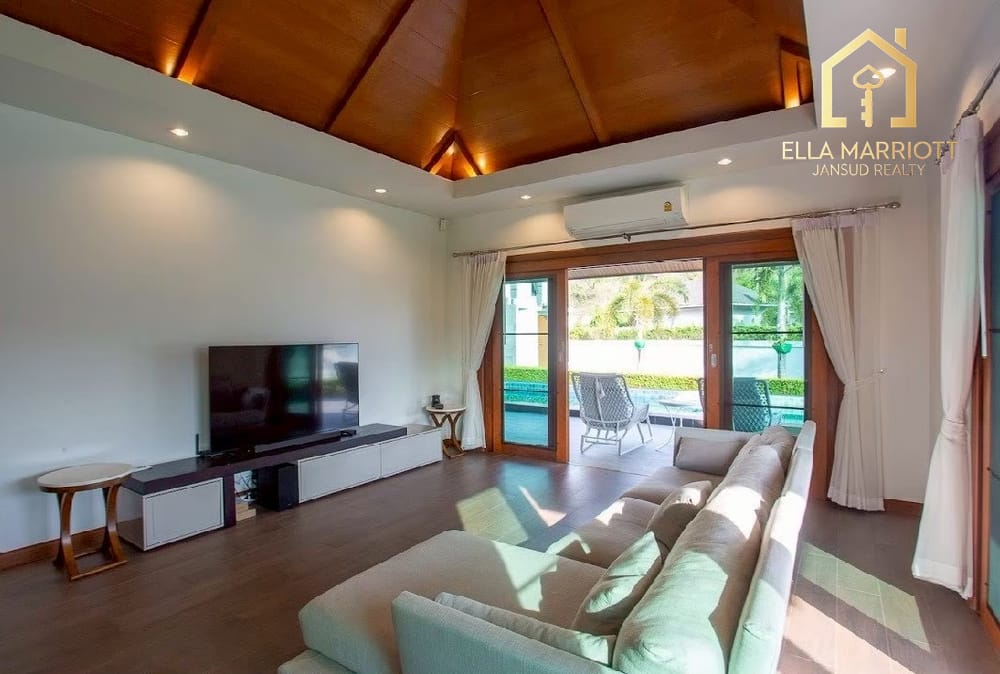 The Teakwood Manor at Hillside Hamlet 7 9