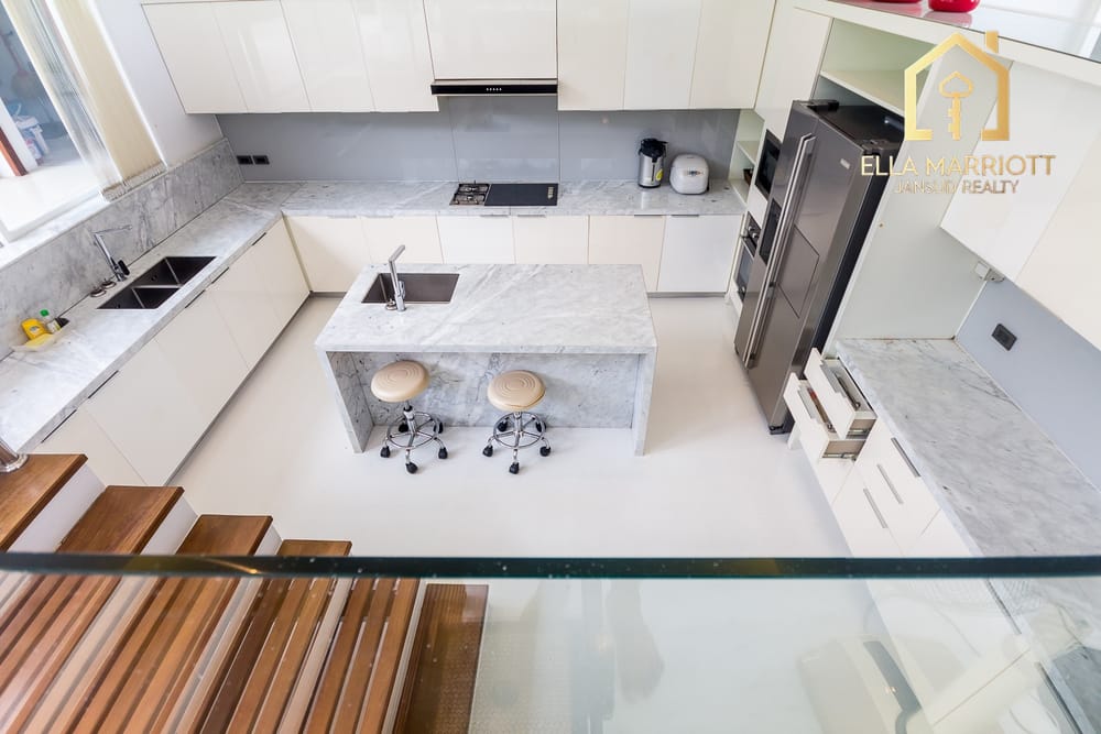 Ultra-Modern Beachfront Sanctuary 25