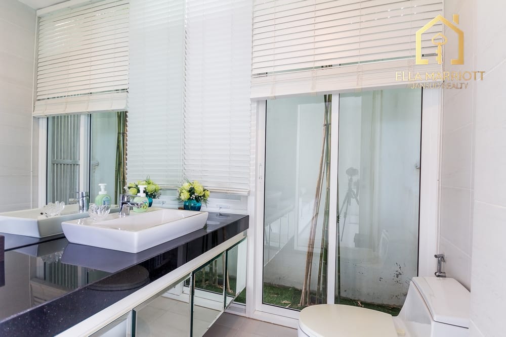 Ultra-Modern Beachfront Sanctuary 33