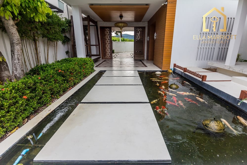 Ultra-Modern Beachfront Sanctuary 4