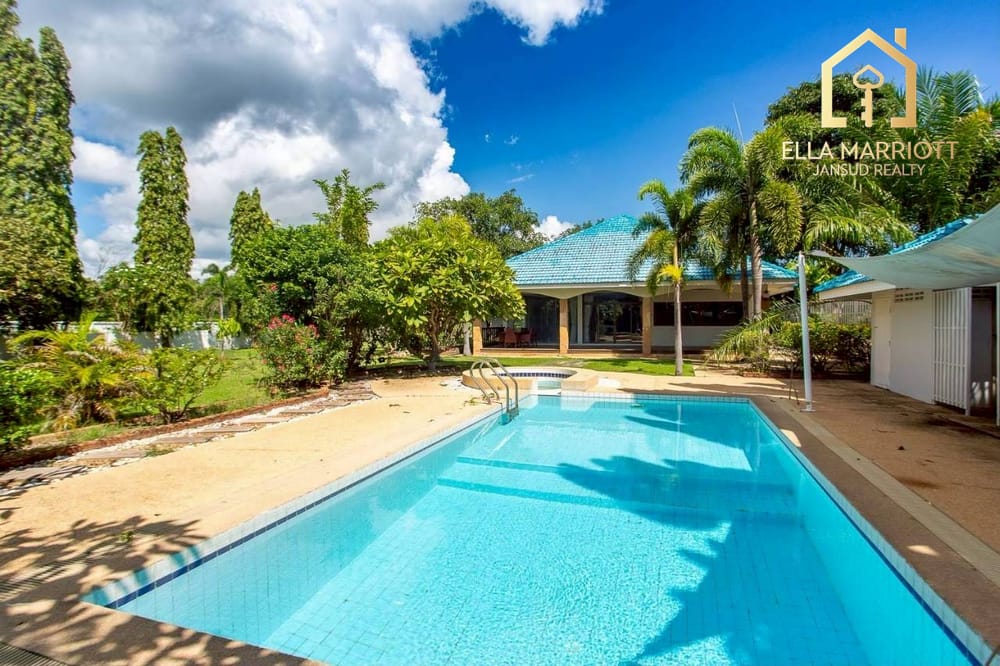 Exquisite Fairway View Pool Villa at Palm Hills 15