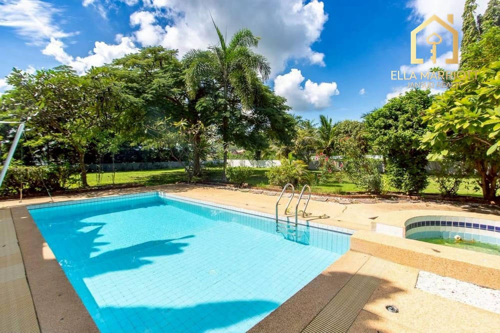 Exquisite Fairway View Pool Villa at Palm Hills 16