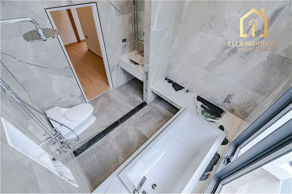 Renovated Modern Townhouse for Sale in Thonglor – 3+1 Bedrooms, 220sqm, 2 Minutes to Thonglor 10