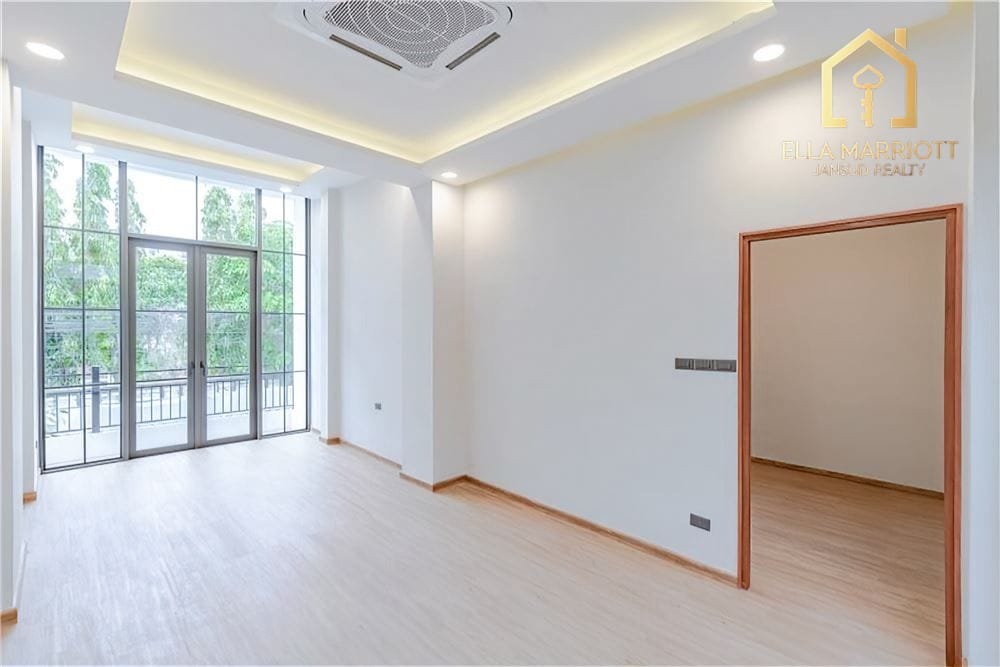 Renovated Modern Townhouse for Sale in Thonglor – 3+1 Bedrooms, 220sqm, 2 Minutes to Thonglor 11