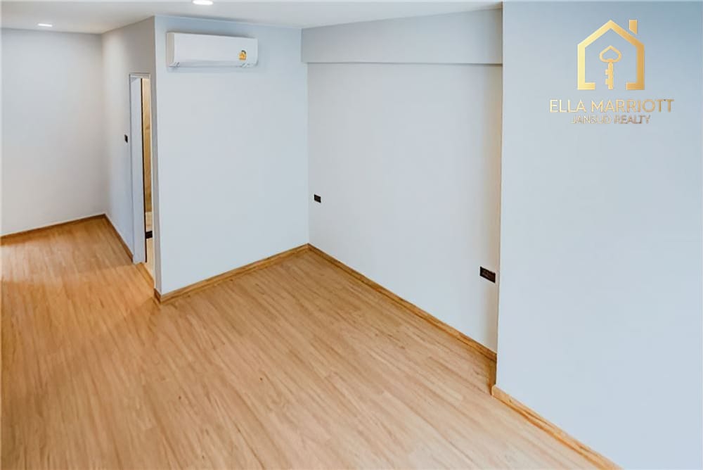 Renovated Modern Townhouse for Sale in Thonglor – 3+1 Bedrooms, 220sqm, 2 Minutes to Thonglor 13
