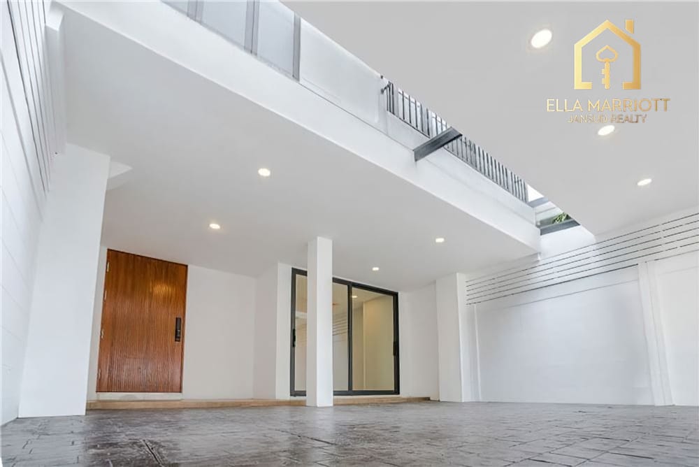 Renovated Modern Townhouse for Sale in Thonglor – 3+1 Bedrooms, 220sqm, 2 Minutes to Thonglor 2