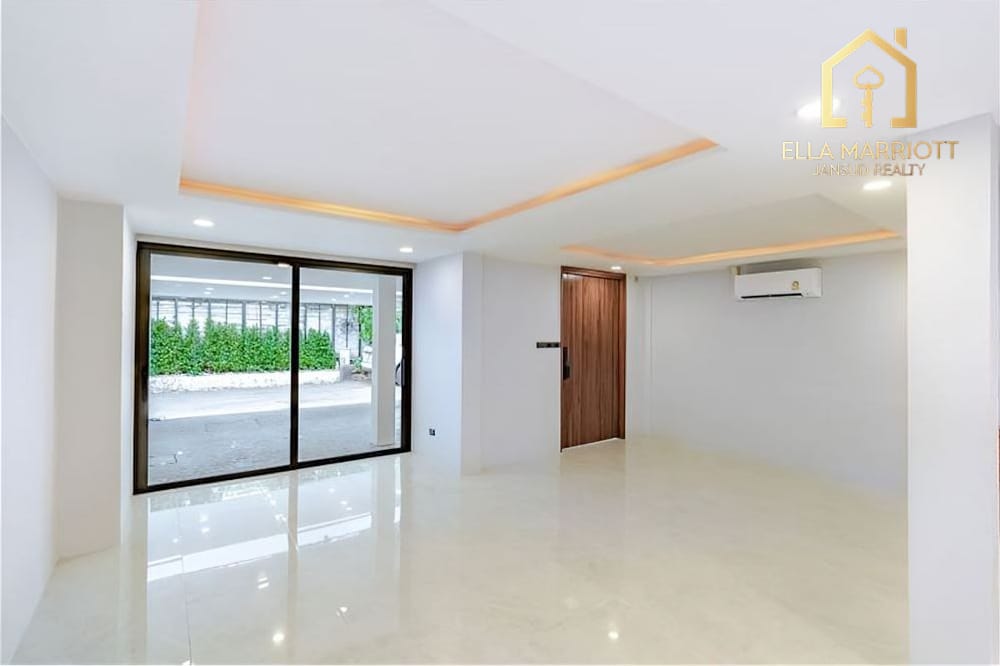 Renovated Modern Townhouse for Sale in Thonglor – 3+1 Bedrooms, 220sqm, 2 Minutes to Thonglor 6
