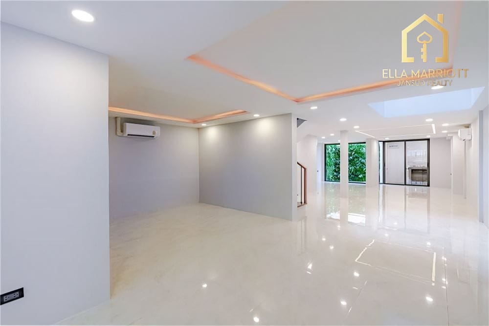 Renovated Modern Townhouse for Sale in Thonglor – 3+1 Bedrooms, 220sqm, 2 Minutes to Thonglor 8