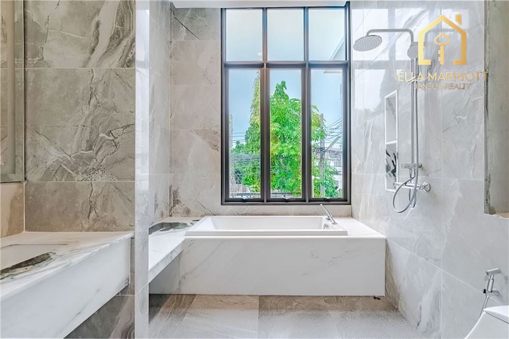 Renovated Modern Townhouse for Sale in Thonglor – 3+1 Bedrooms, 220sqm, 2 Minutes to Thonglor 9