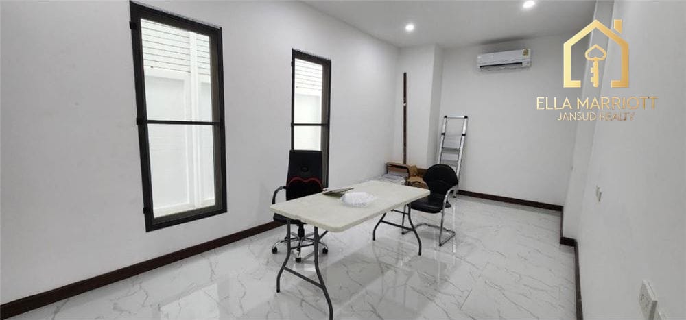 Spacious Home Office for Rent in Phra Kanong - Ideal for Business Use 11