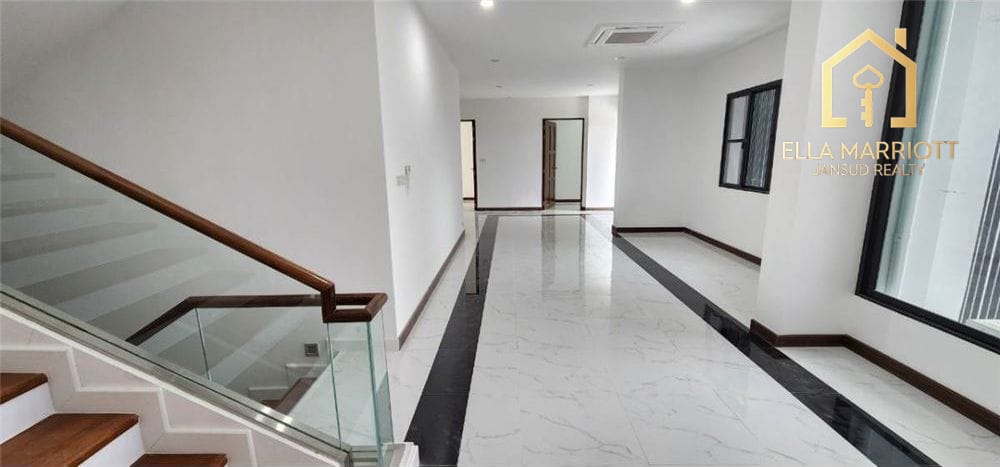 Spacious Home Office for Rent in Phra Kanong - Ideal for Business Use 16