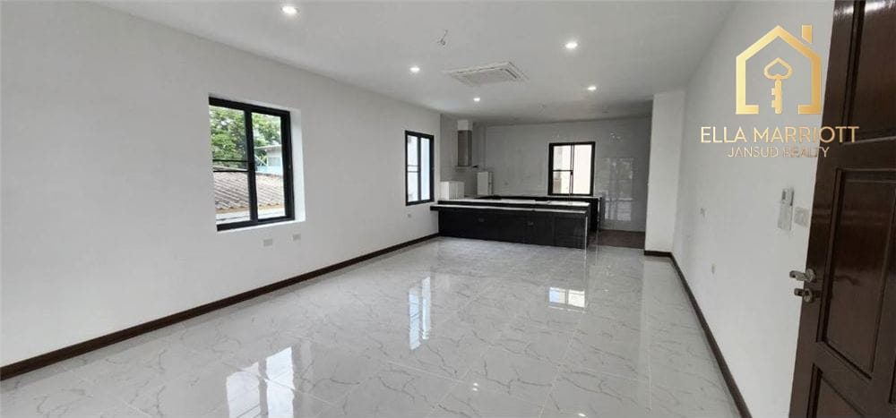 Spacious Home Office for Rent in Phra Kanong - Ideal for Business Use 17