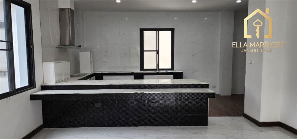 Spacious Home Office for Rent in Phra Kanong - Ideal for Business Use 19