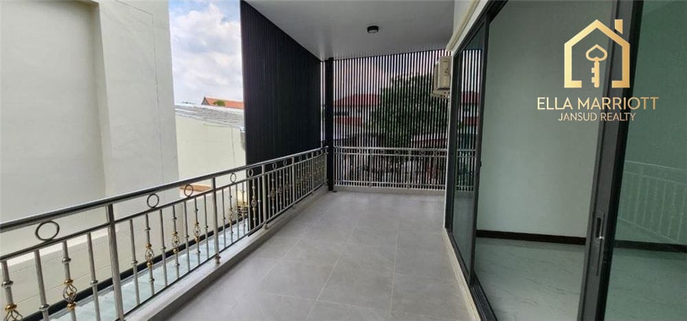 Spacious Home Office for Rent in Phra Kanong - Ideal for Business Use 25