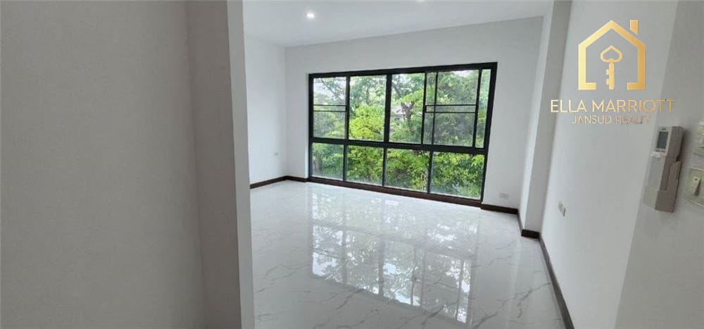 Spacious Home Office for Rent in Phra Kanong - Ideal for Business Use 26