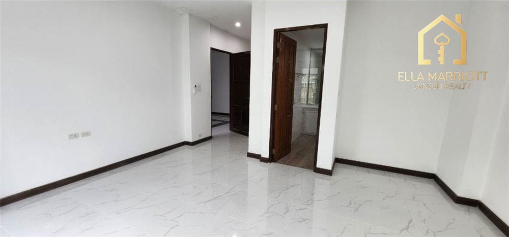 Spacious Home Office for Rent in Phra Kanong - Ideal for Business Use 27