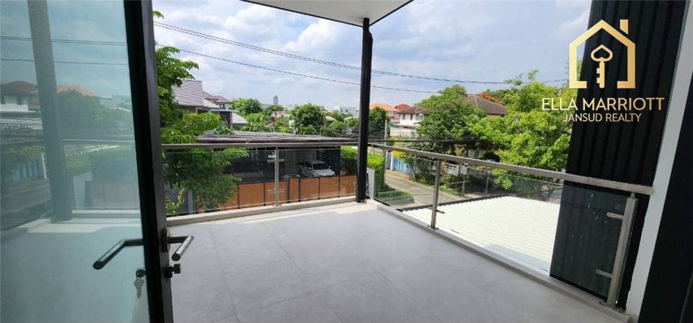 Spacious Home Office for Rent in Phra Kanong - Ideal for Business Use 30