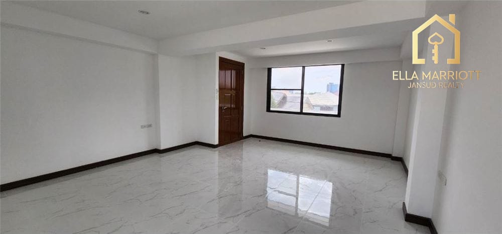 Spacious Home Office for Rent in Phra Kanong - Ideal for Business Use 33