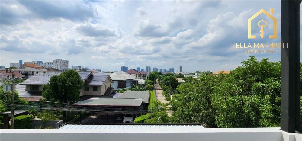 Spacious Home Office for Rent in Phra Kanong - Ideal for Business Use 34