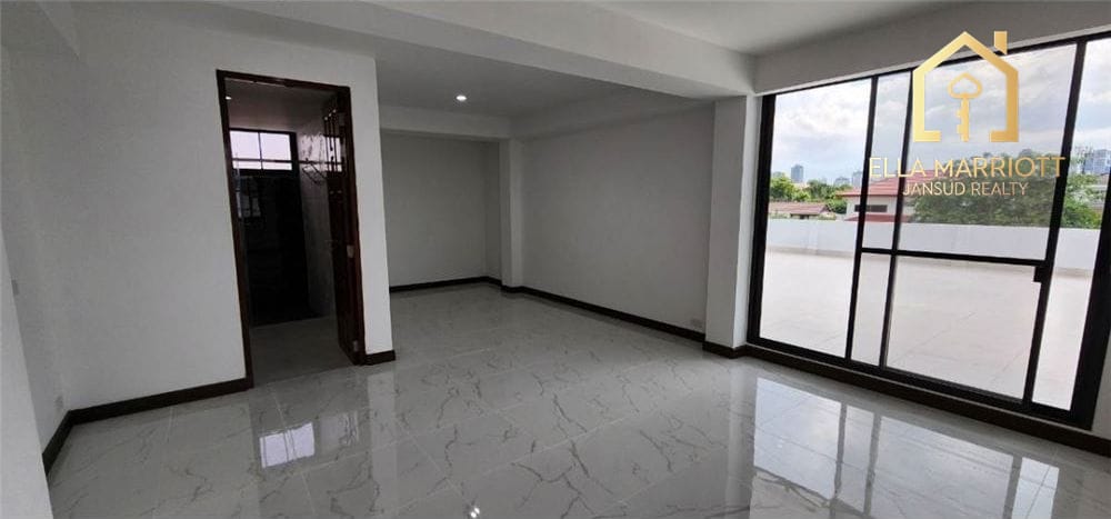 Spacious Home Office for Rent in Phra Kanong - Ideal for Business Use 35