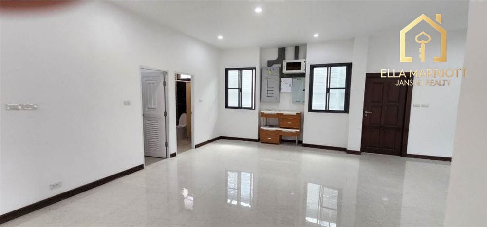 Spacious Home Office for Rent in Phra Kanong - Ideal for Business Use 6
