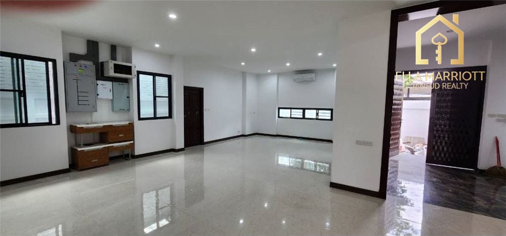 Spacious Home Office for Rent in Phra Kanong - Ideal for Business Use 7
