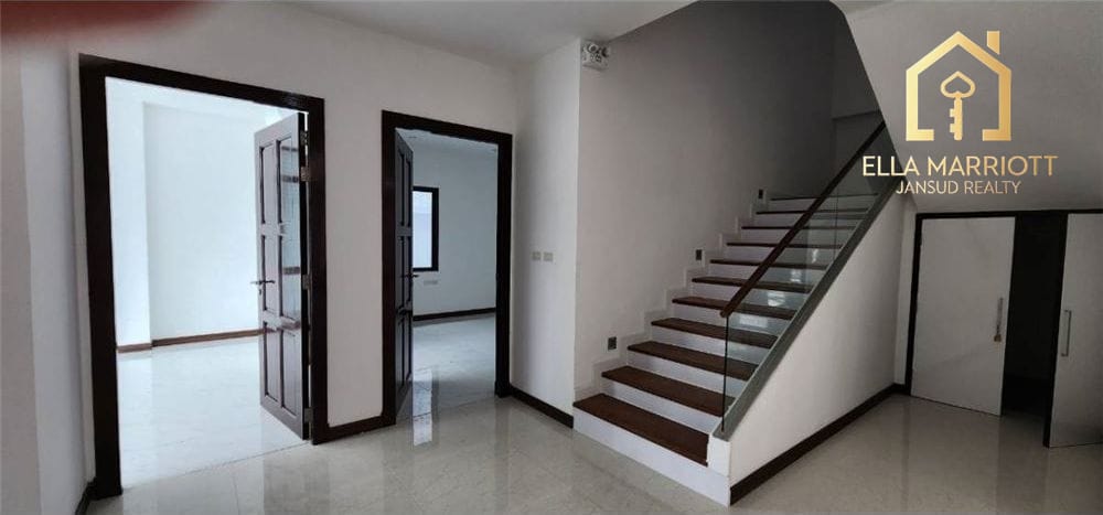 Spacious Home Office for Rent in Phra Kanong - Ideal for Business Use 8