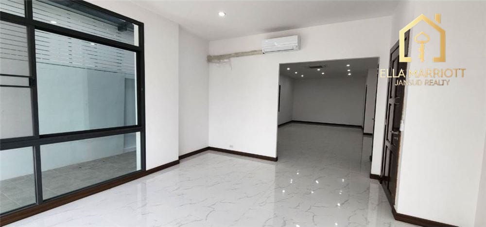 Spacious Home Office for Rent in Phra Kanong - Ideal for Business Use 9