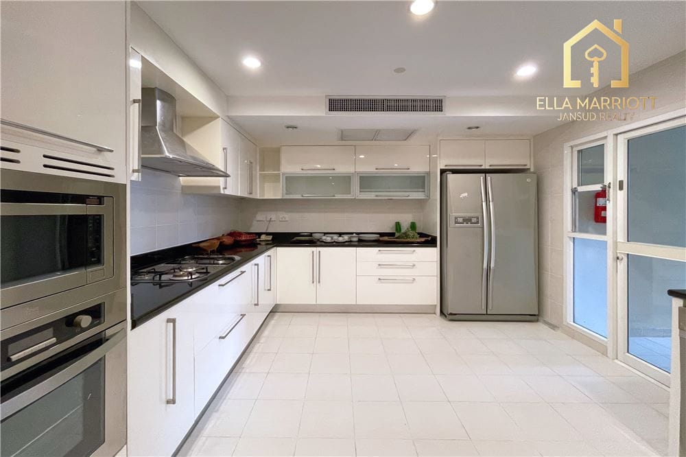 Pet-friendly furnished 3-bedroom near BTS with great location. 10