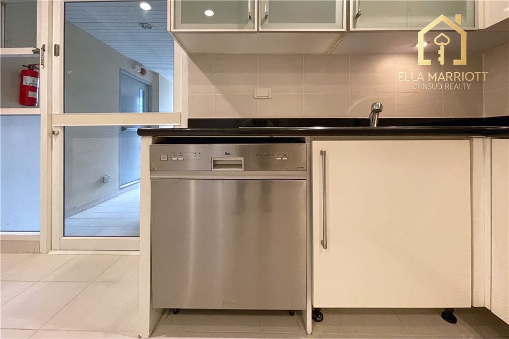 Pet-friendly furnished 3-bedroom near BTS with great location. 11