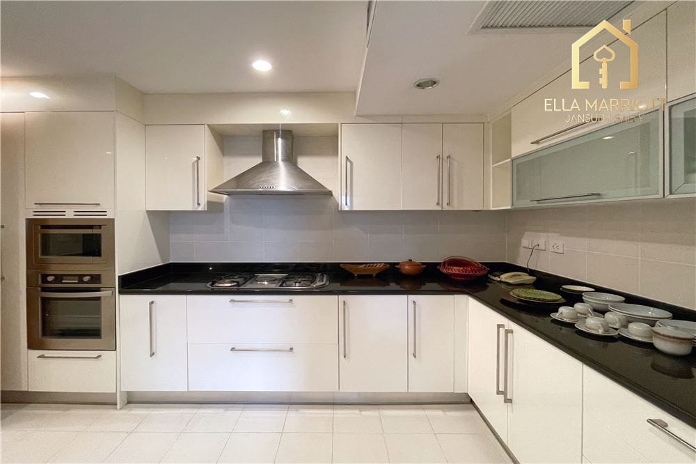 Pet-friendly furnished 3-bedroom near BTS with great location. 12