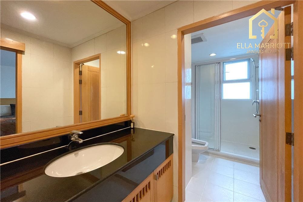 Pet-friendly furnished 3-bedroom near BTS with great location. 16