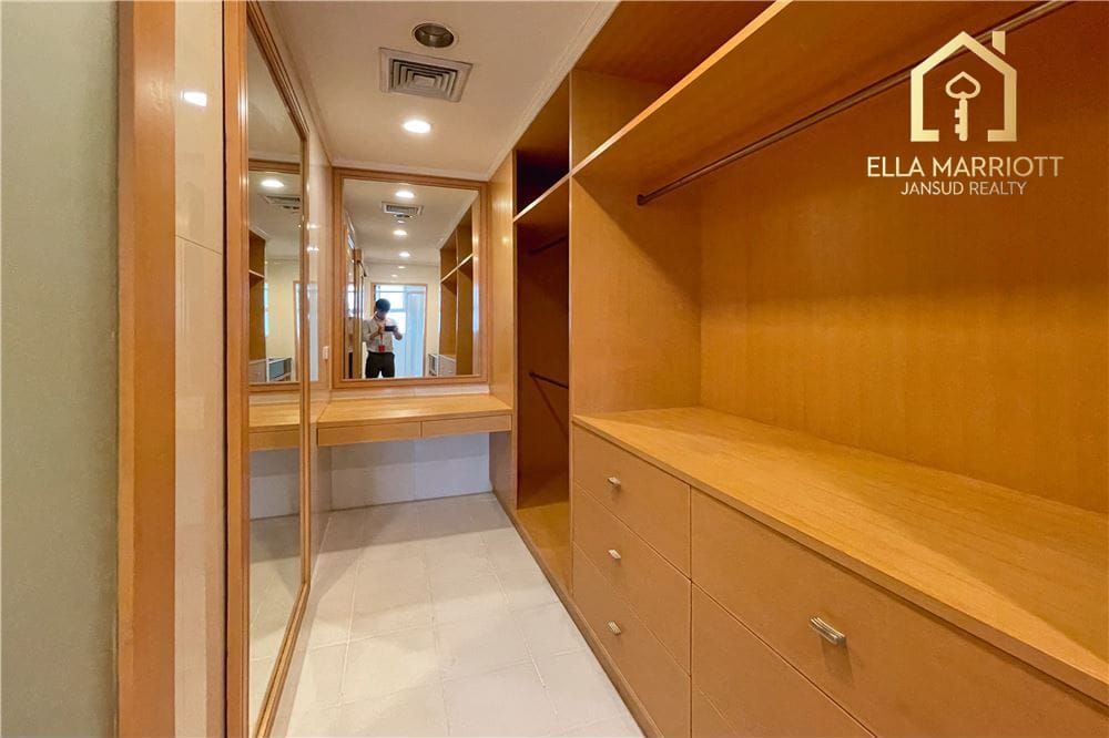 Pet-friendly furnished 3-bedroom near BTS with great location. 17