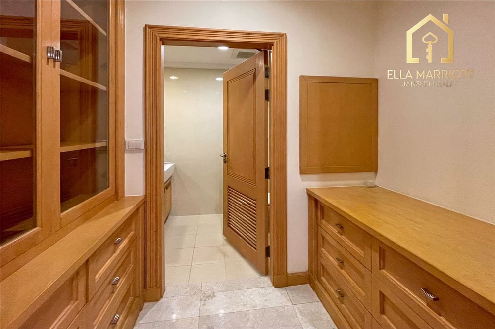 Pet-friendly furnished 3-bedroom near BTS with great location. 9