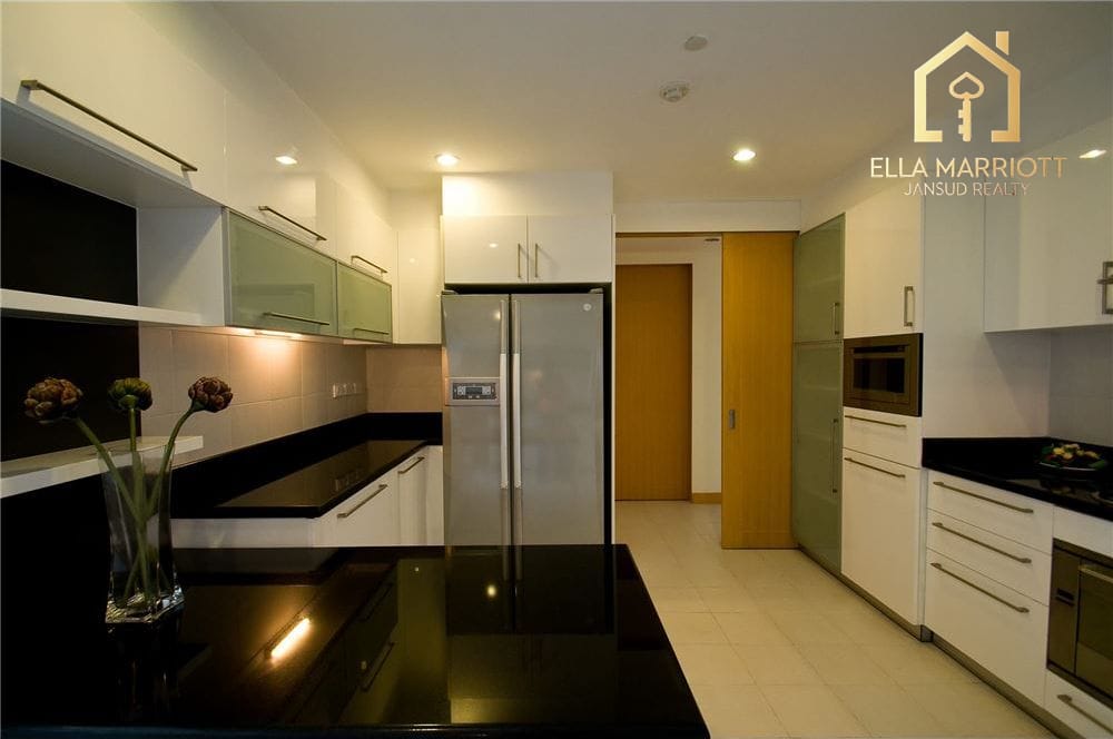 Luxurious 4BR Penthouse Duplex for Rent in Phrom Phong - 454sqm with 2 Living Areas 9