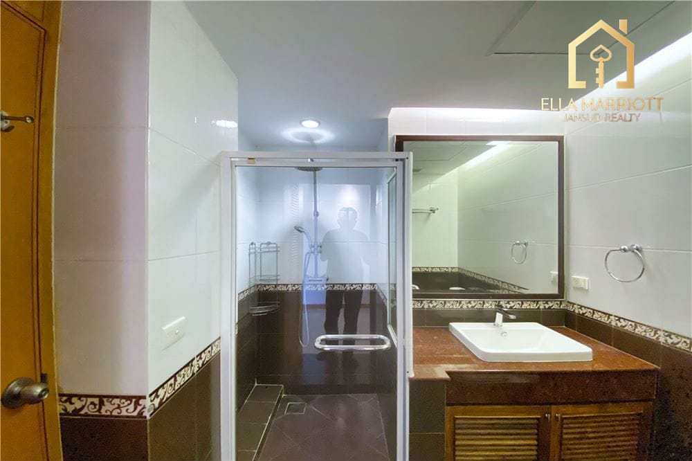 250sqm 3BR Apartment for Rent at 95K in Sathorn with Balcony 13
